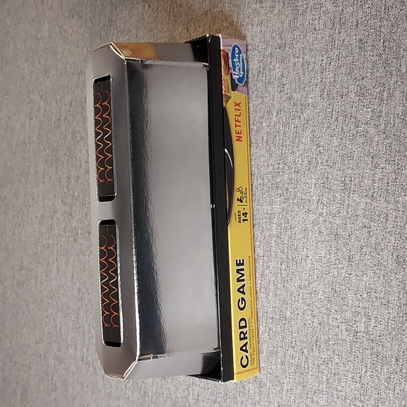 2017 Hasbro Netflix Stranger Things Kellogg's Eggo Card Game - Picture 4 of 11